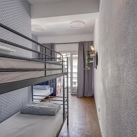 Hostel Travel & Live